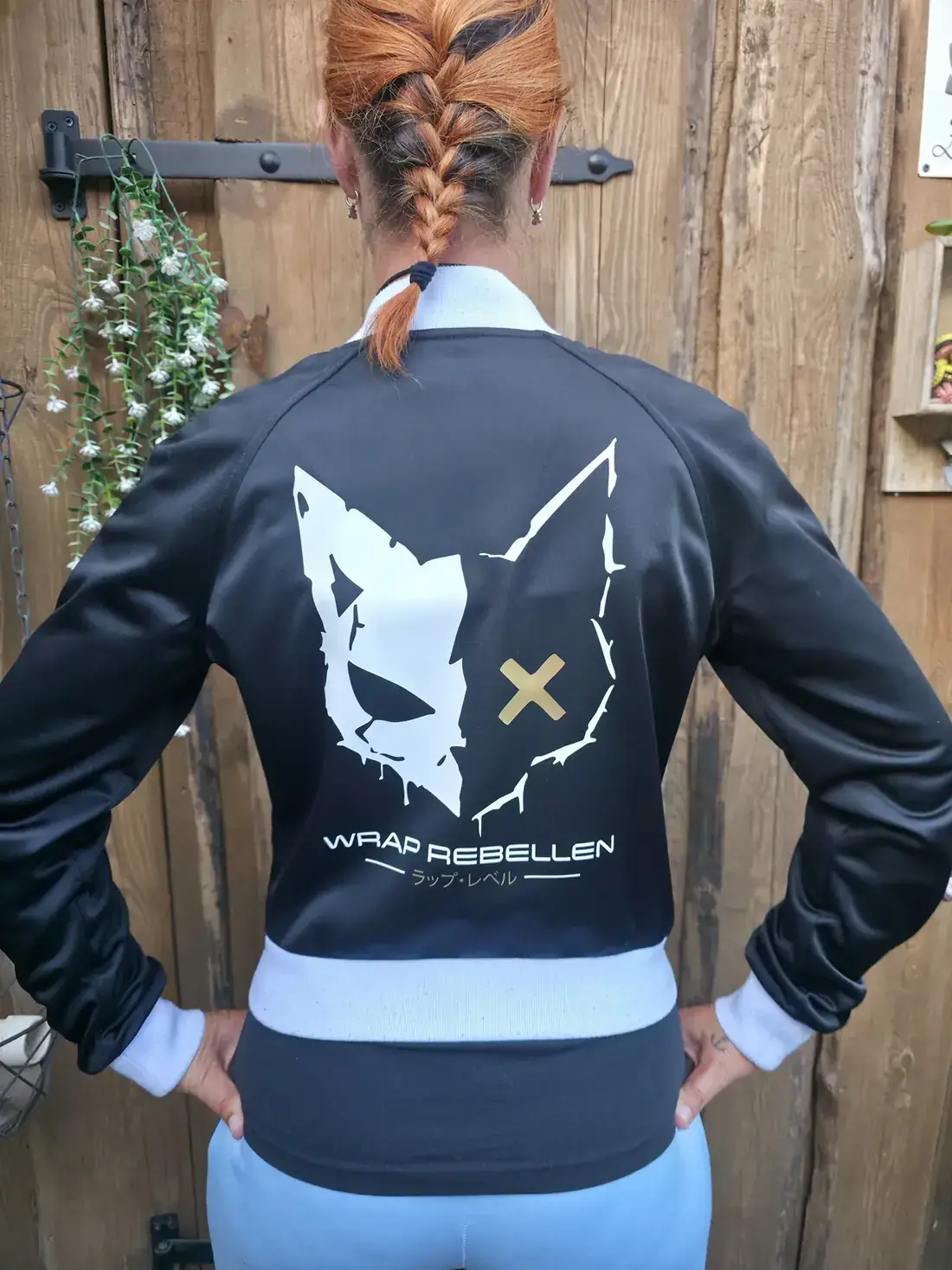 Hoodie mit geplottetem Wrap-Rebellen-Katzenlogo auf dem Rücken