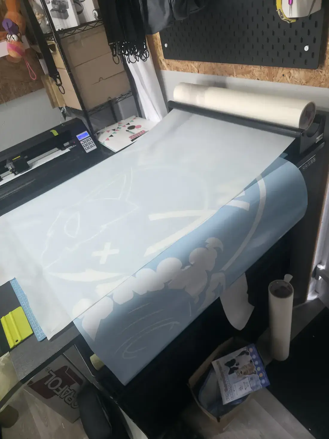 Schneideplotter schneidet ein Logo aus Klebefolie