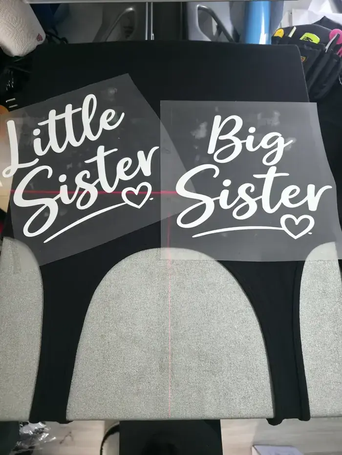 Zweifarbig geplottete Kindershirts mit Big Sister und Little Sister Schriftzug