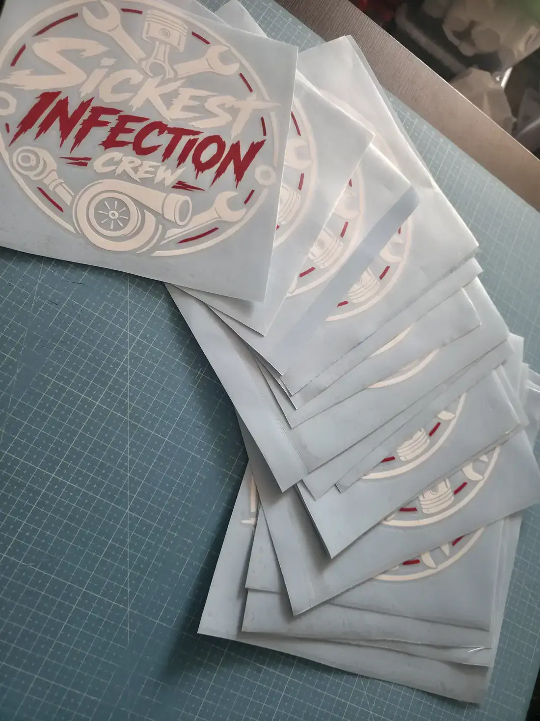 Stapel fertig geplotteter Kontursticker