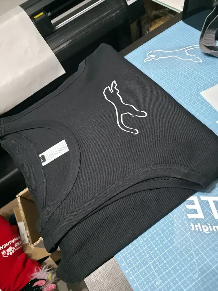 Schwarzes Tanktop mit fein geplotteter Katzen-Kontur