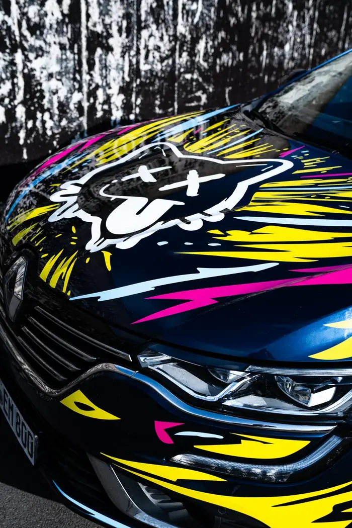 Motorhaube des Firmenwagens mit geplottetem Wrap-Rebellen-Katzenlogo