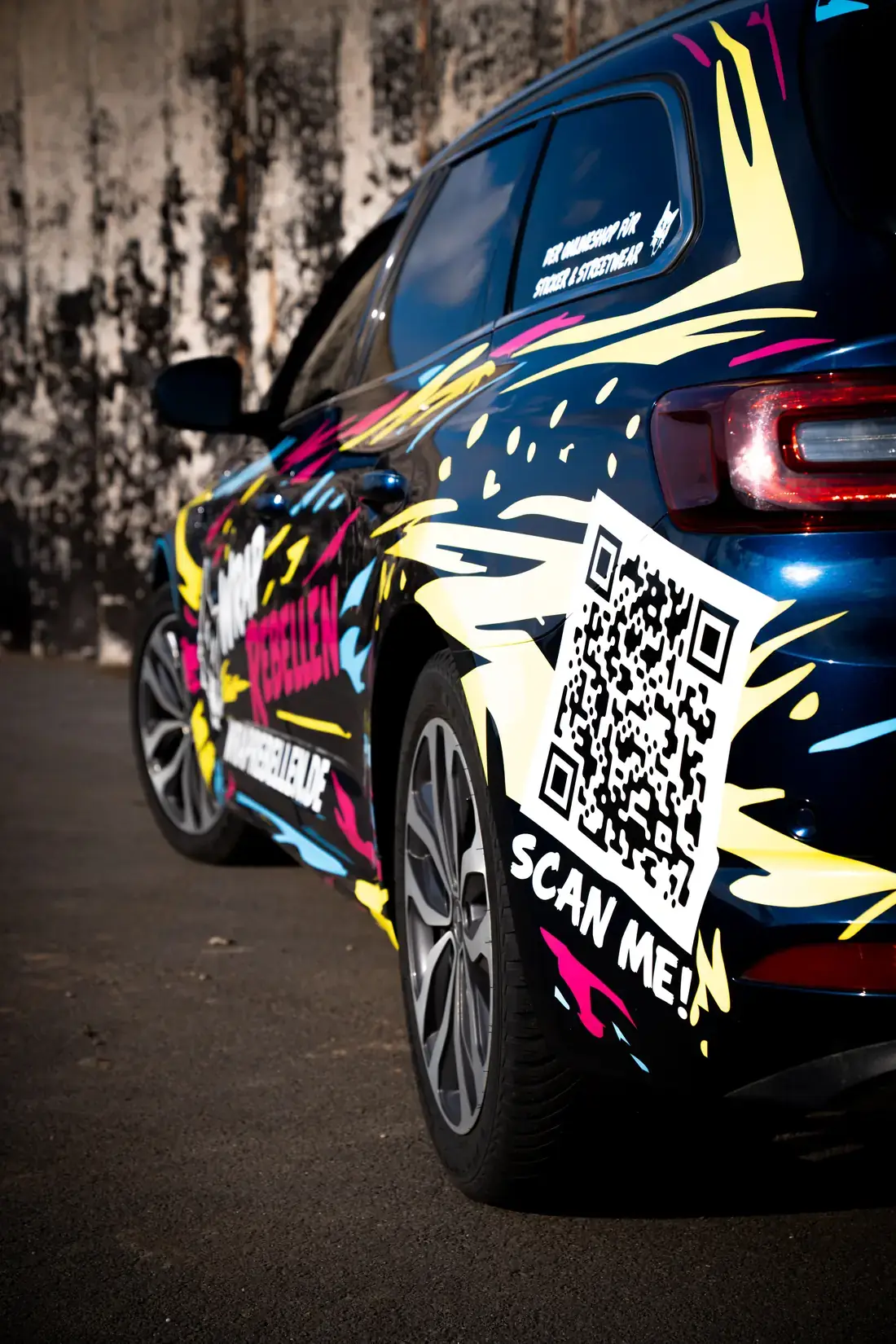 Heck des Firmenwagens mit QR-Code und Webadresse in Folienbeschriftung