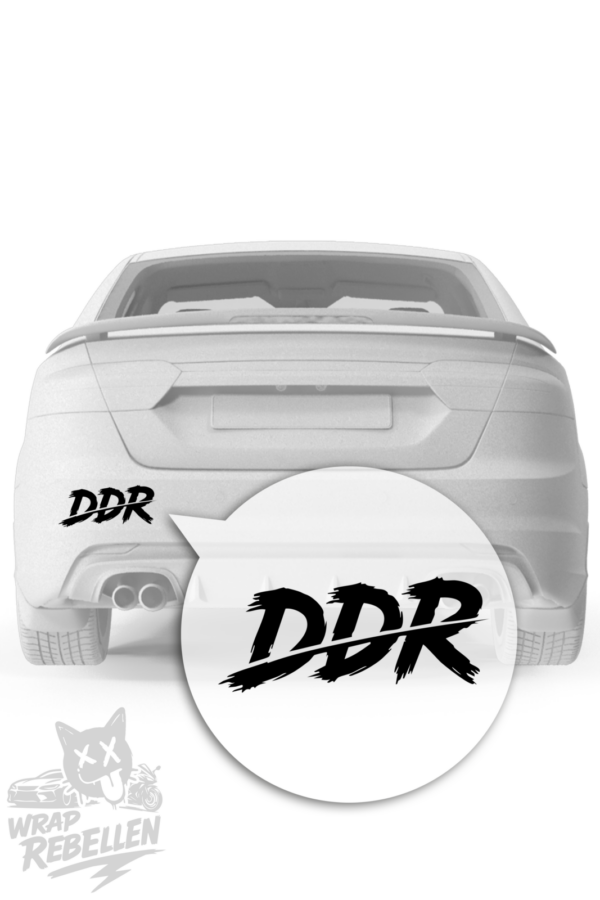 DDR Slash Sticker – Dynamischer Ostalgie Aufkleber im Racing Style